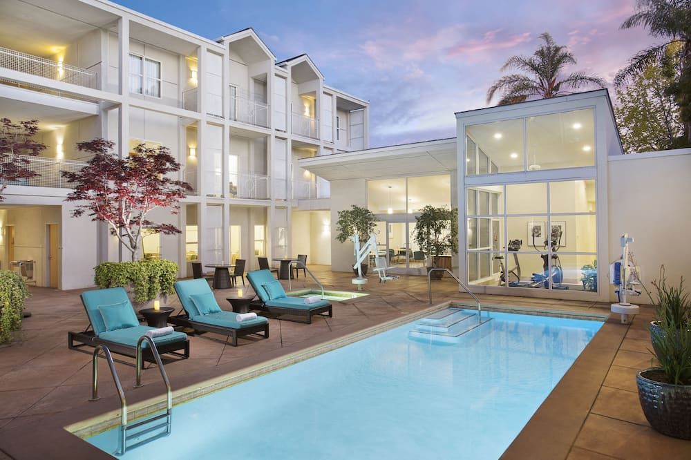 حوض السباحة صورة