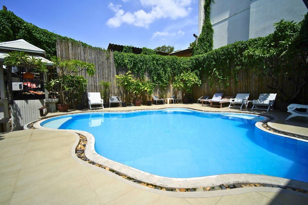 حوض السباحة