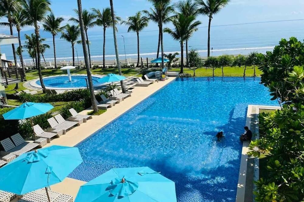 حوض السباحة