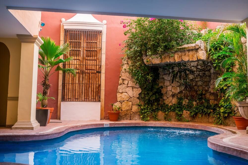 حوض السباحة