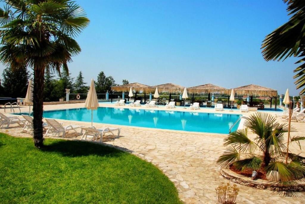 حوض السباحة