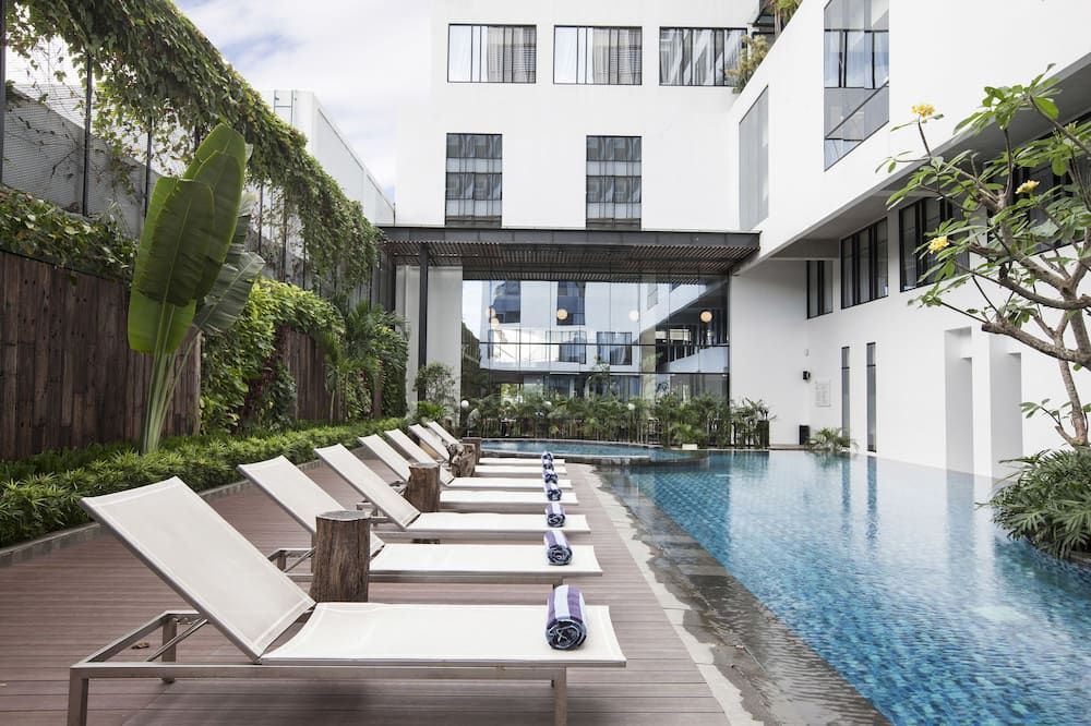 حوض السباحة