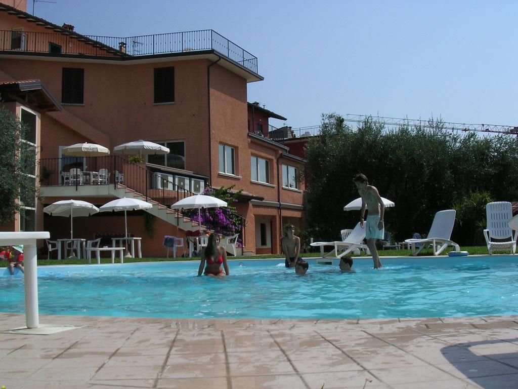 حوض السباحة