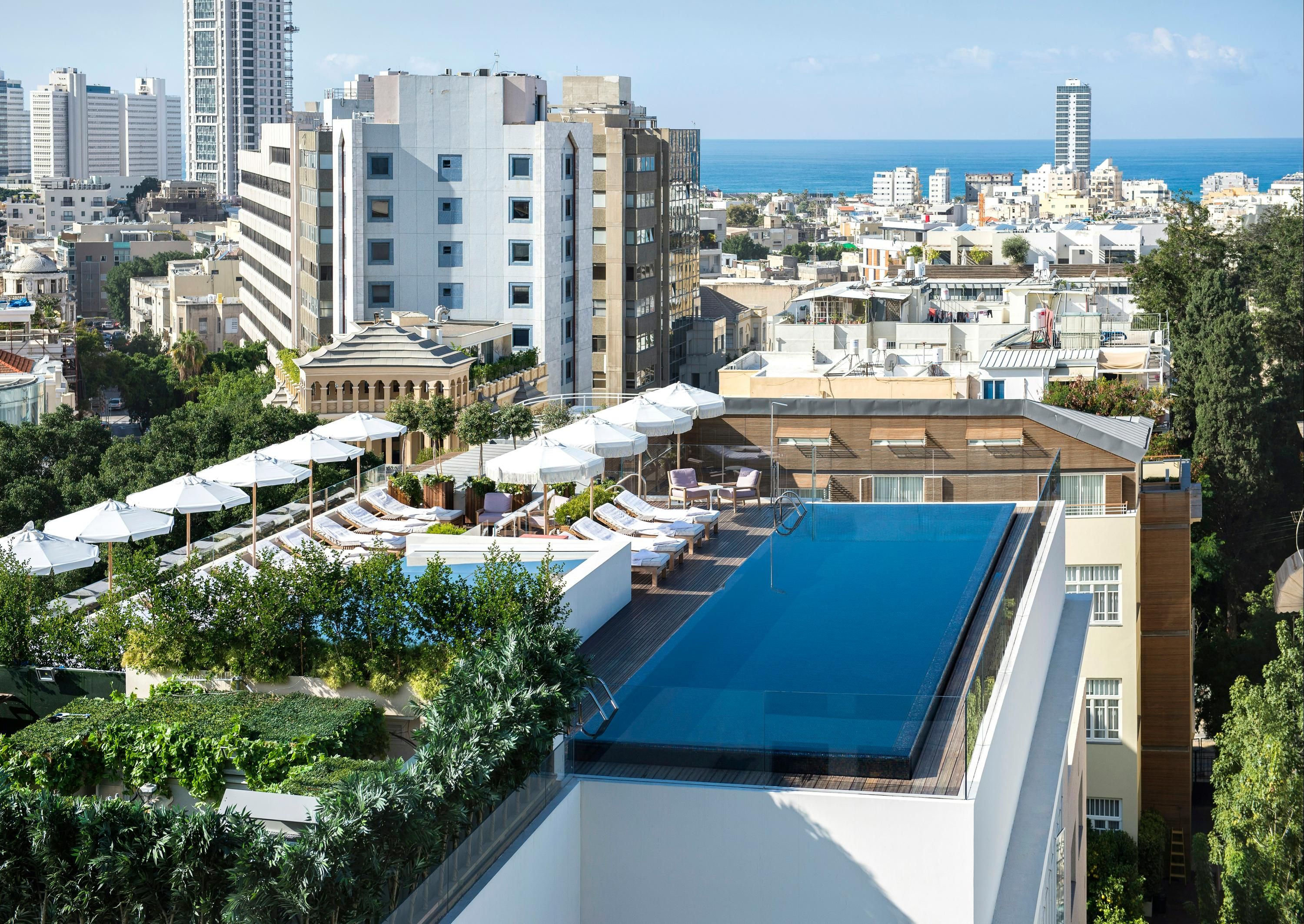 حوض السباحة