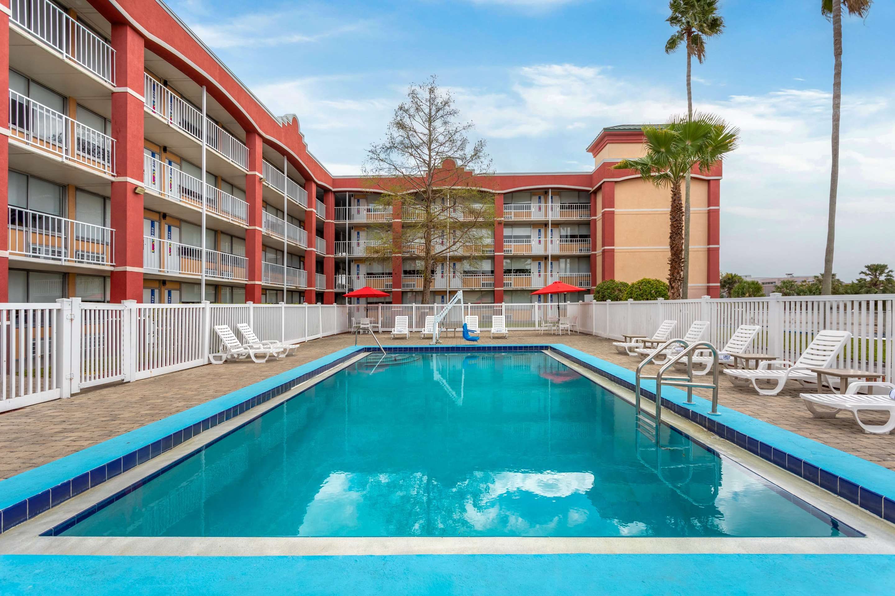 حوض السباحة صورة