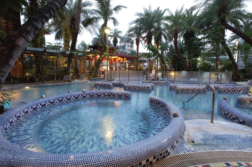 حوض السباحة