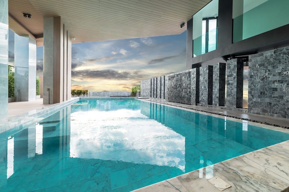 حوض السباحة