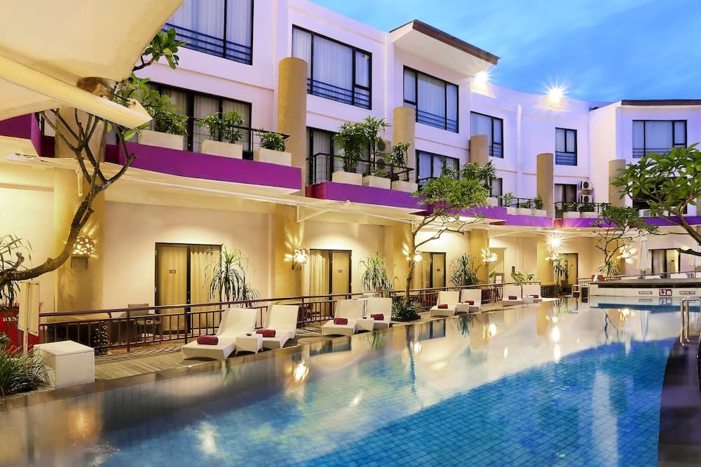 حوض السباحة