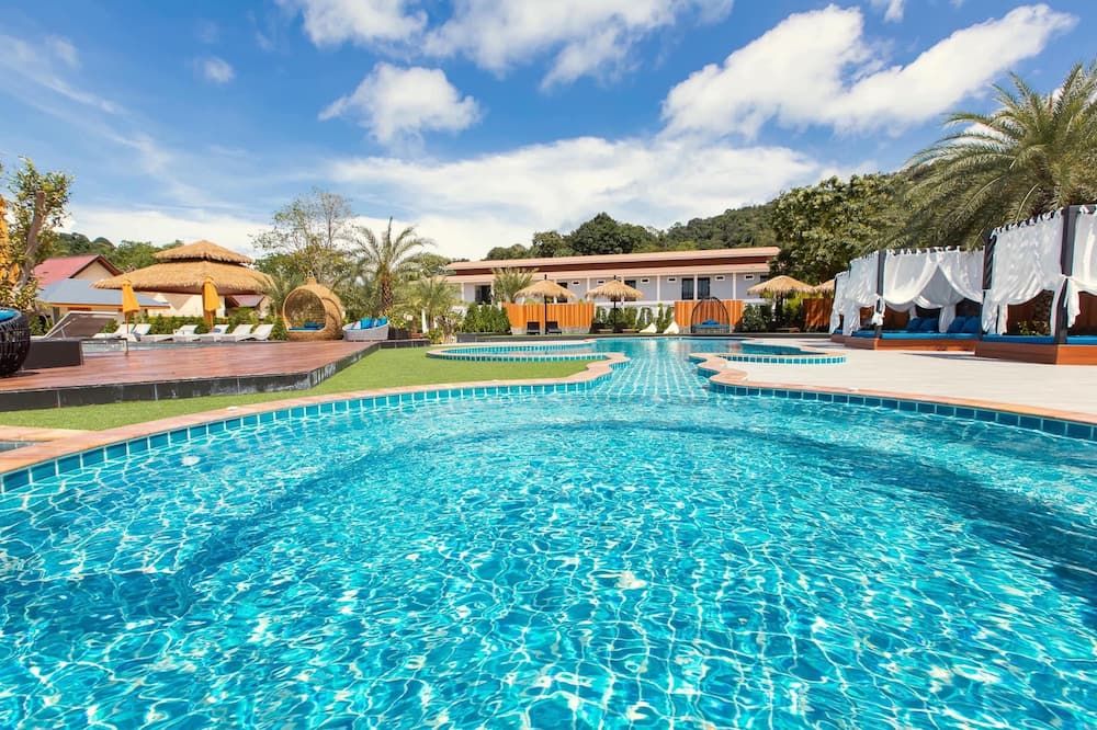 حوض السباحة