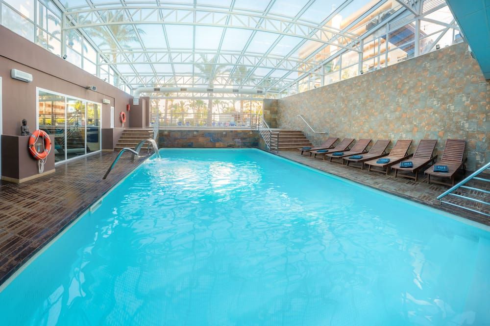 حوض السباحة