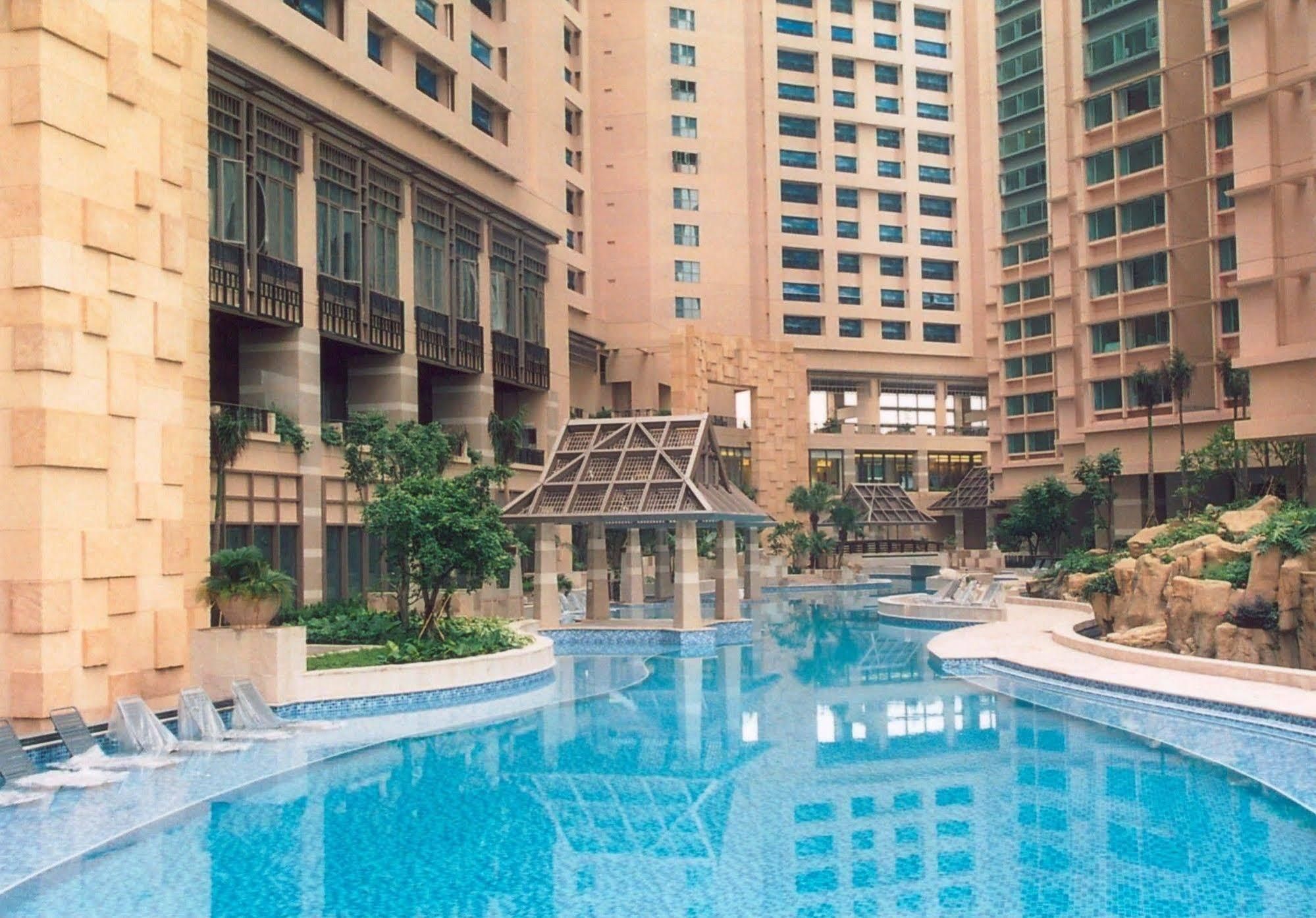 حوض السباحة صورة