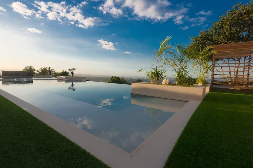 حوض السباحة