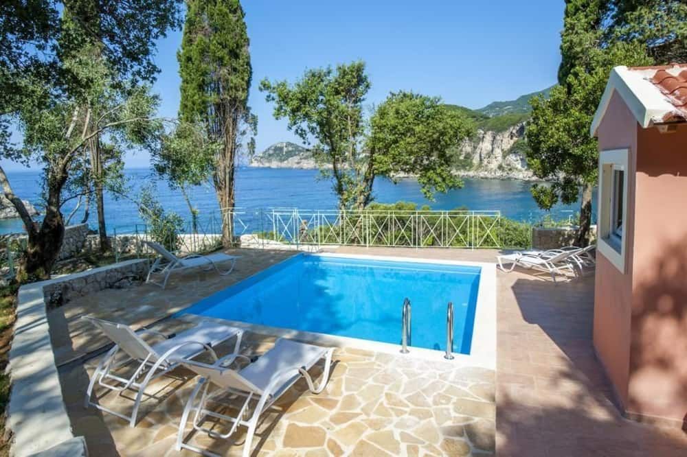 حوض السباحة