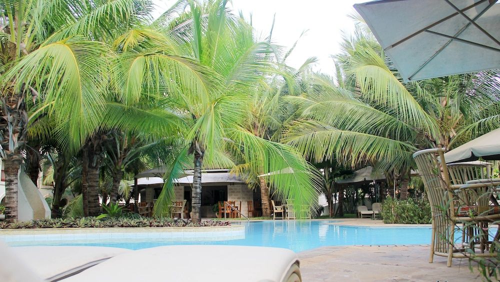 حوض السباحة