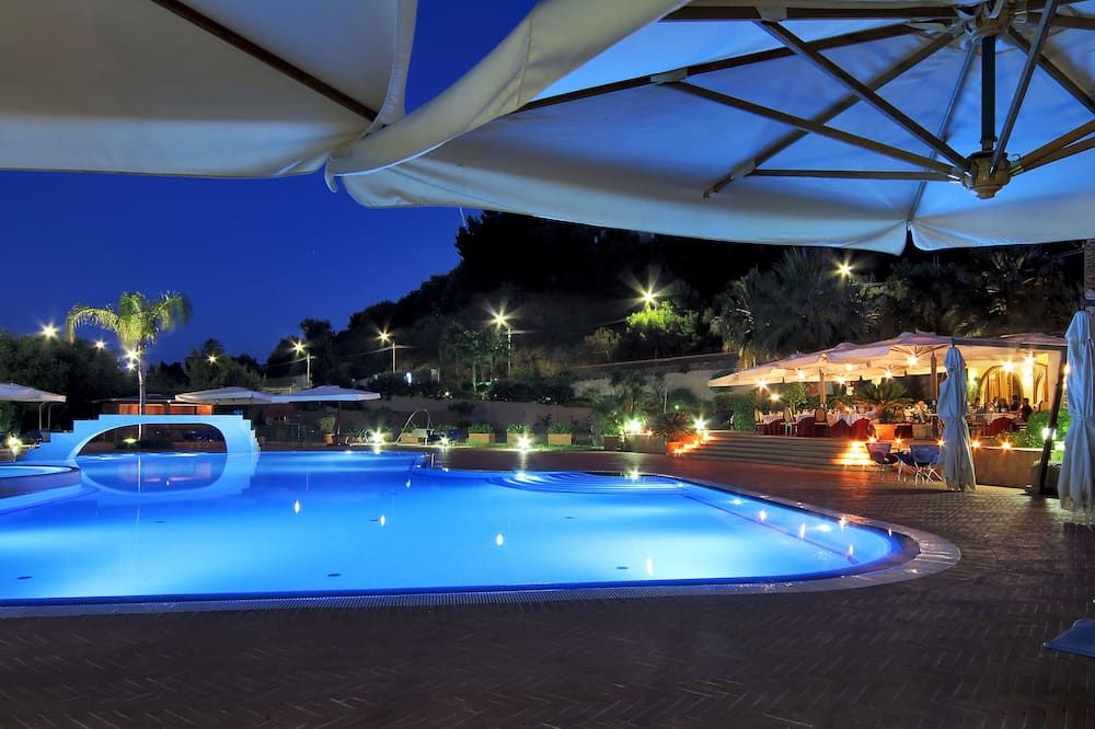 حوض السباحة