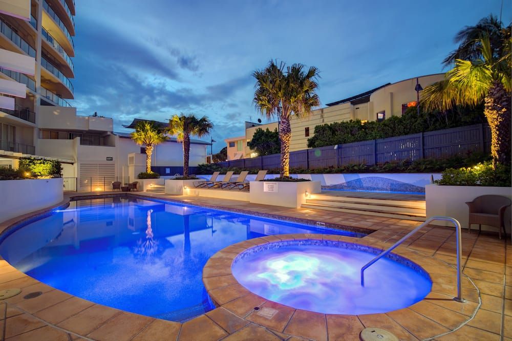 حوض السباحة