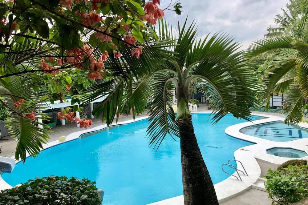 حوض السباحة