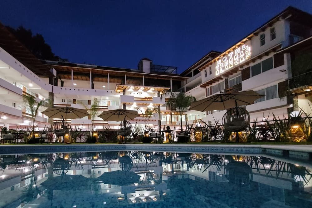 حوض السباحة