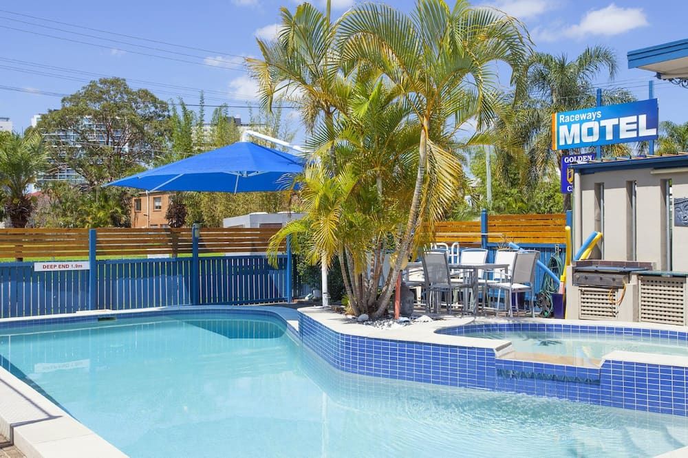 حوض السباحة