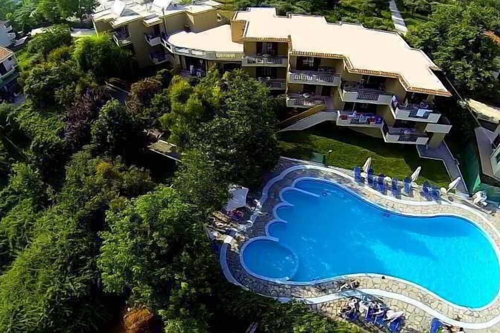 حوض السباحة