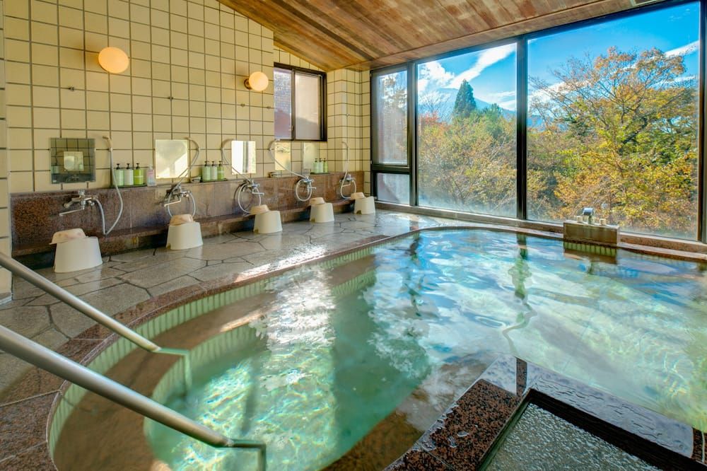 حوض السباحة