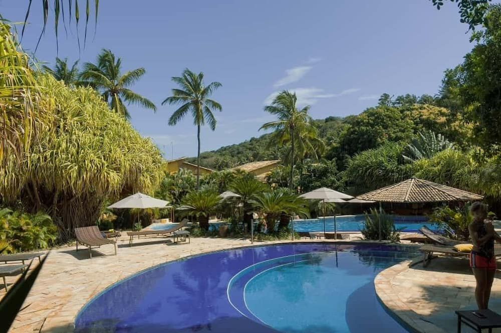 حوض السباحة