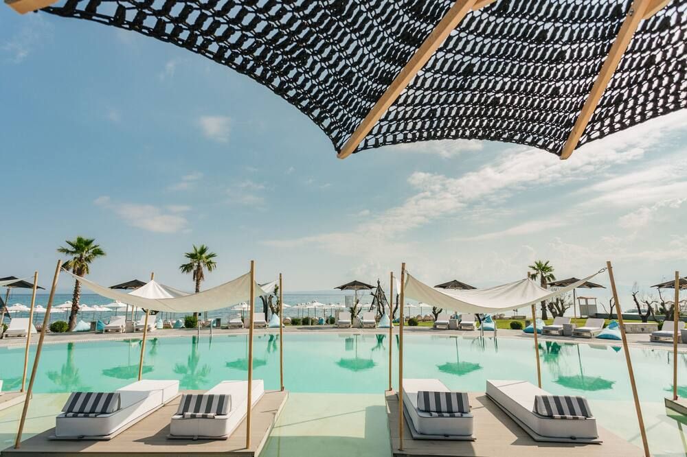 حوض السباحة