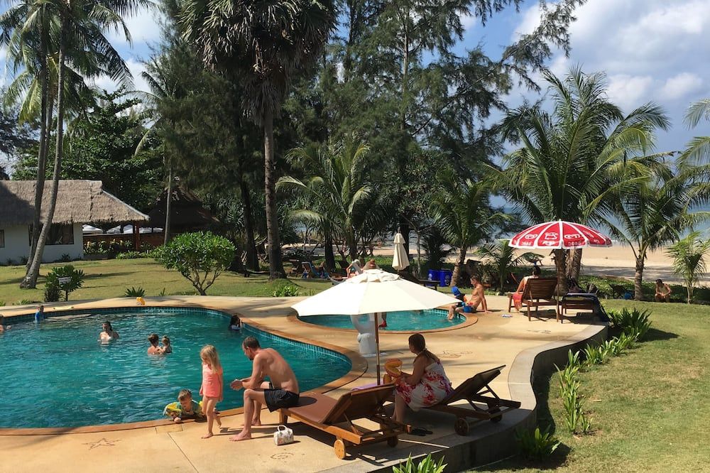 حوض السباحة