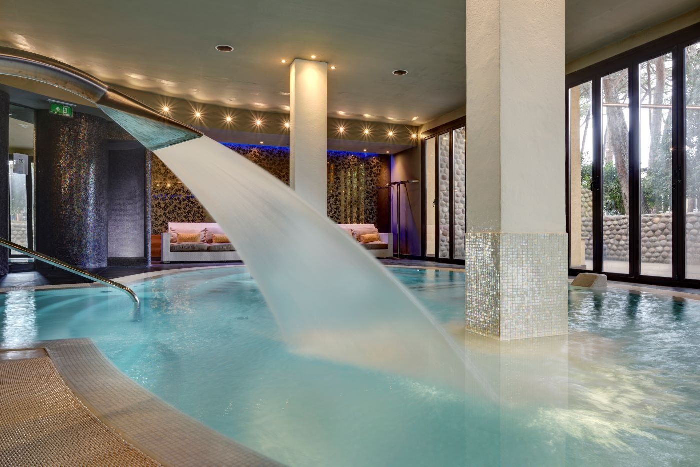 حوض السباحة