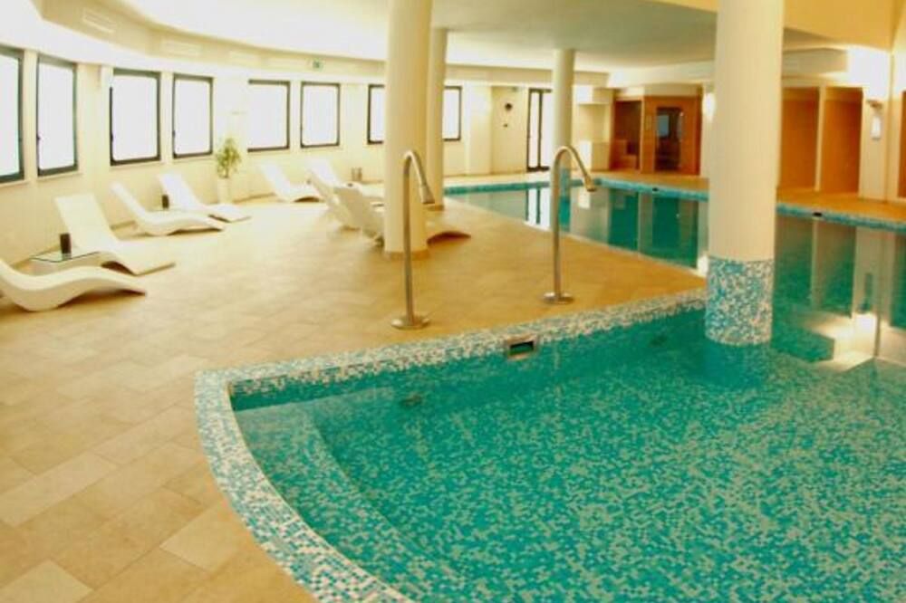 حوض السباحة