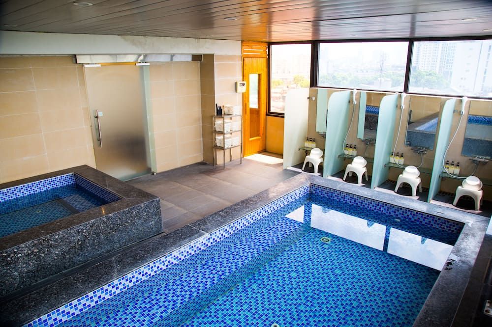 حوض السباحة