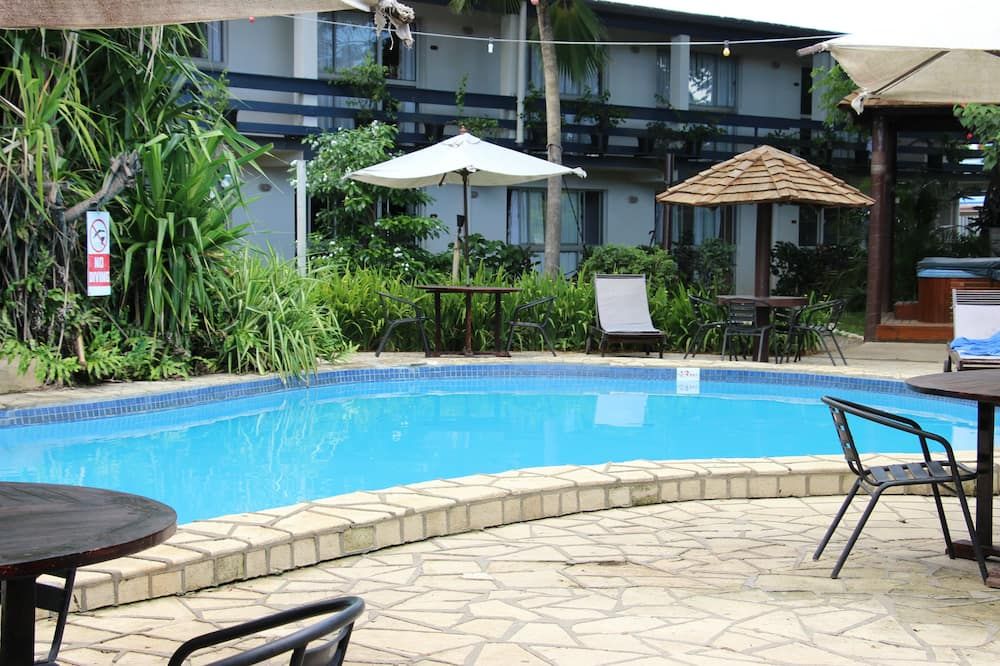 حوض السباحة