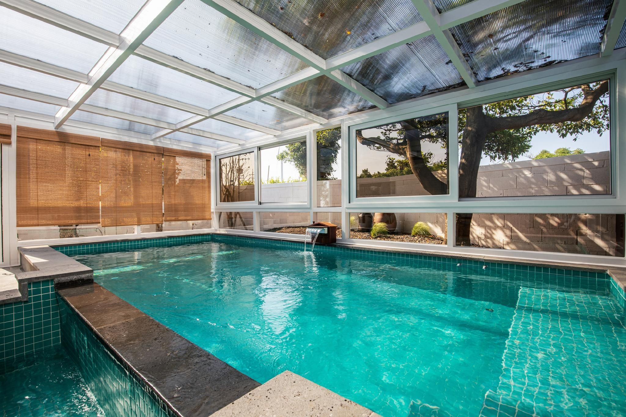 حوض السباحة