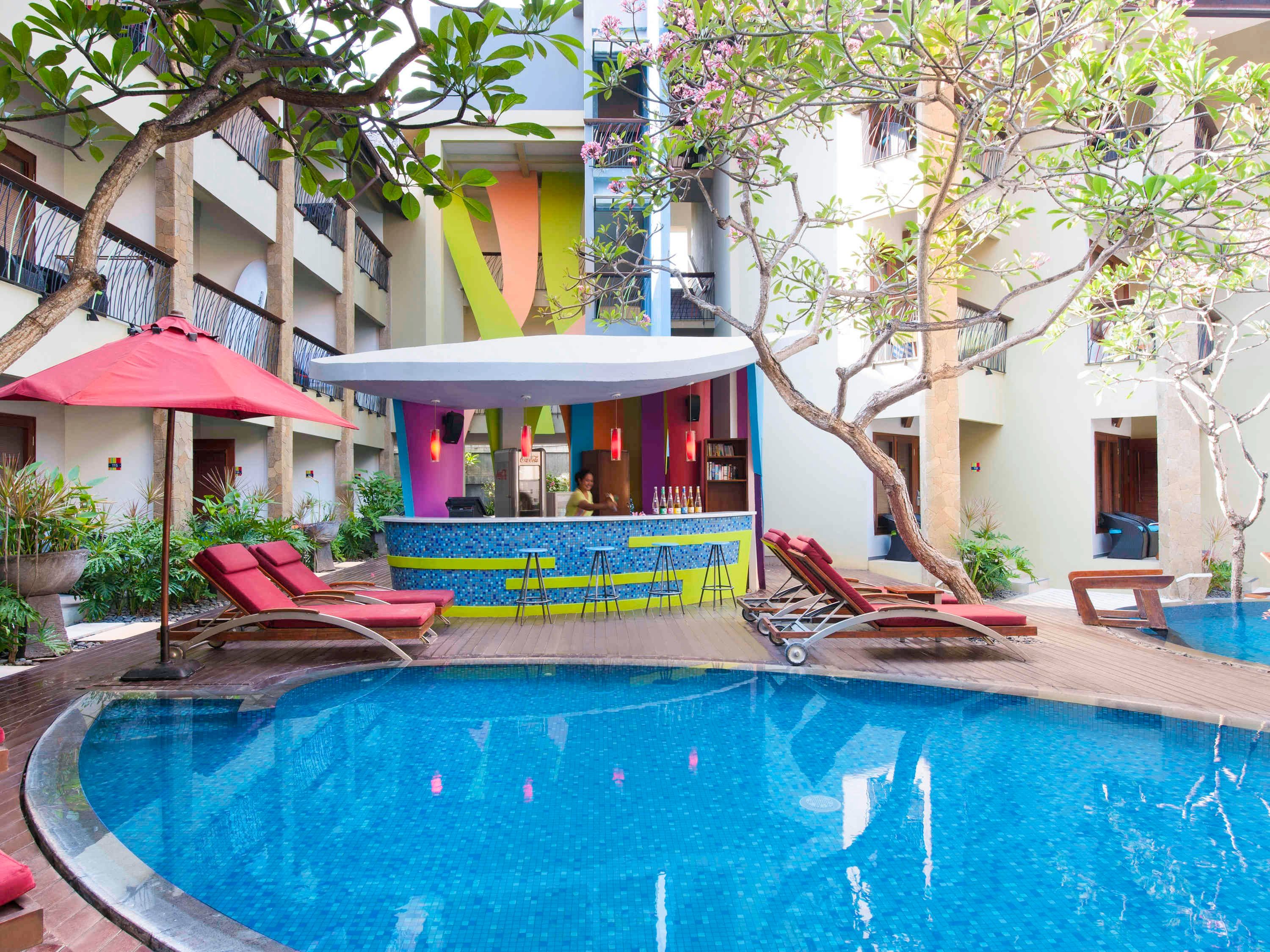 حوض السباحة