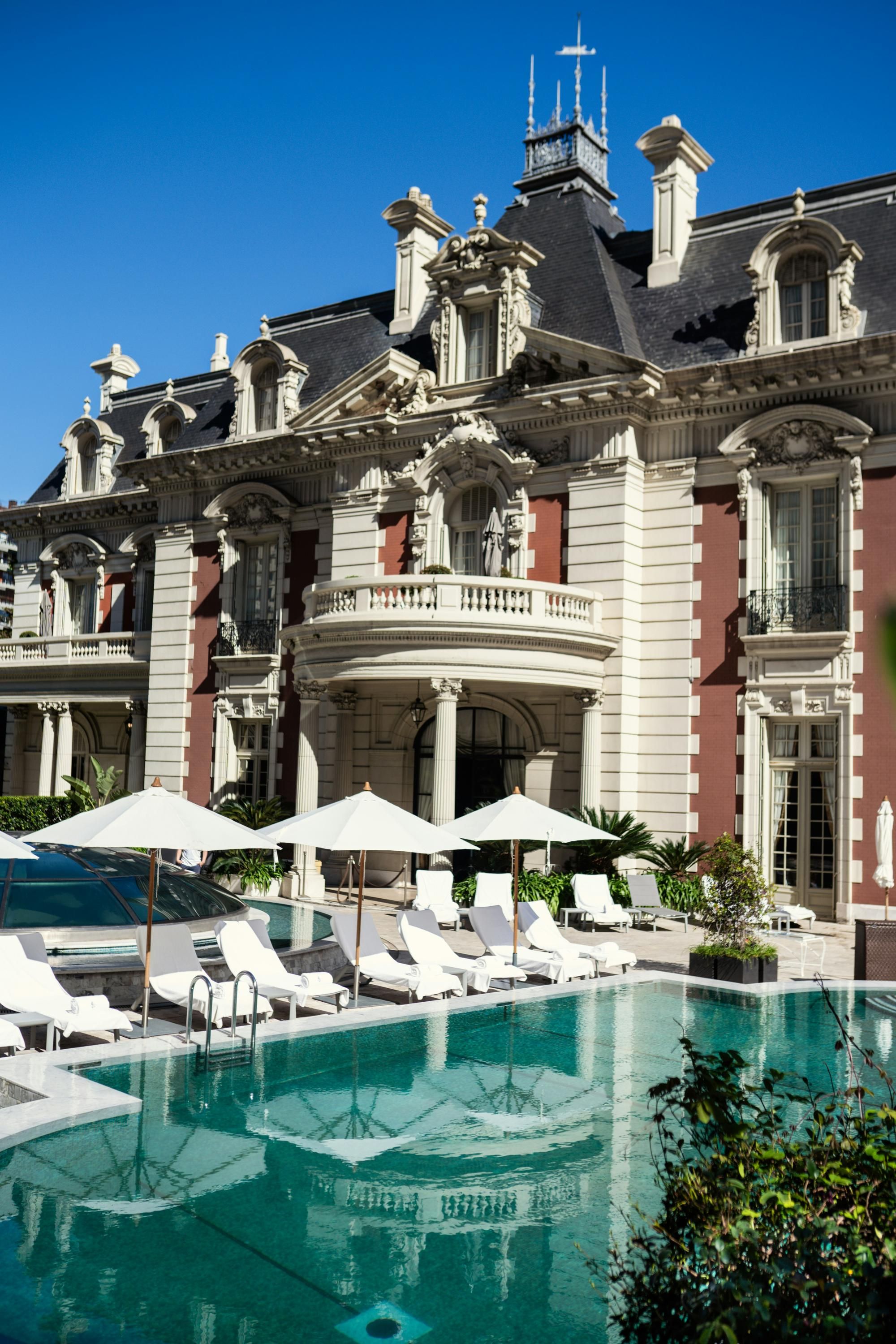 حوض السباحة