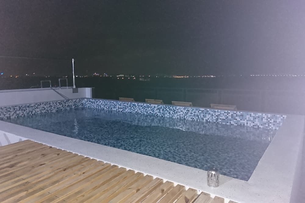 حوض السباحة