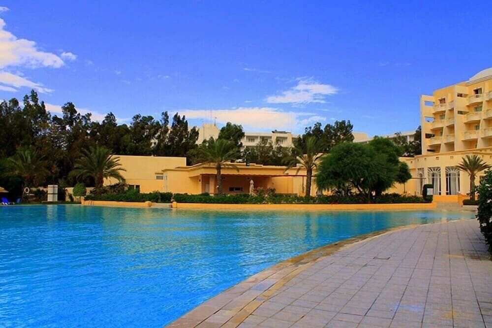 حوض السباحة