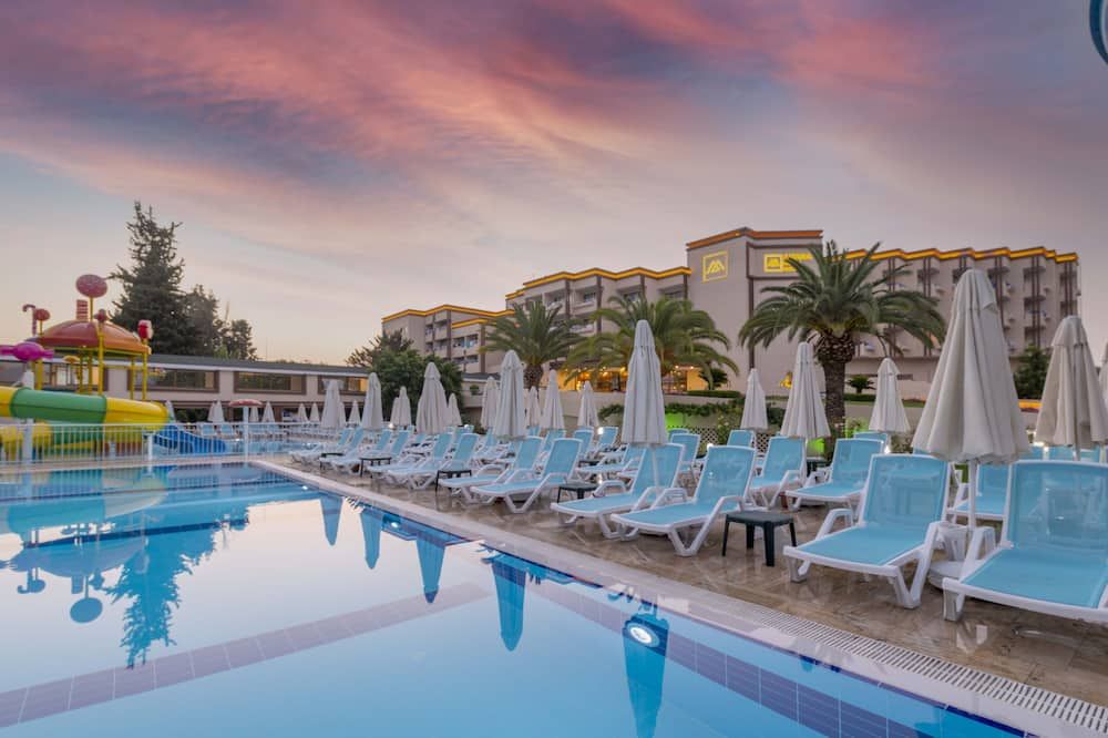 حوض السباحة صورة