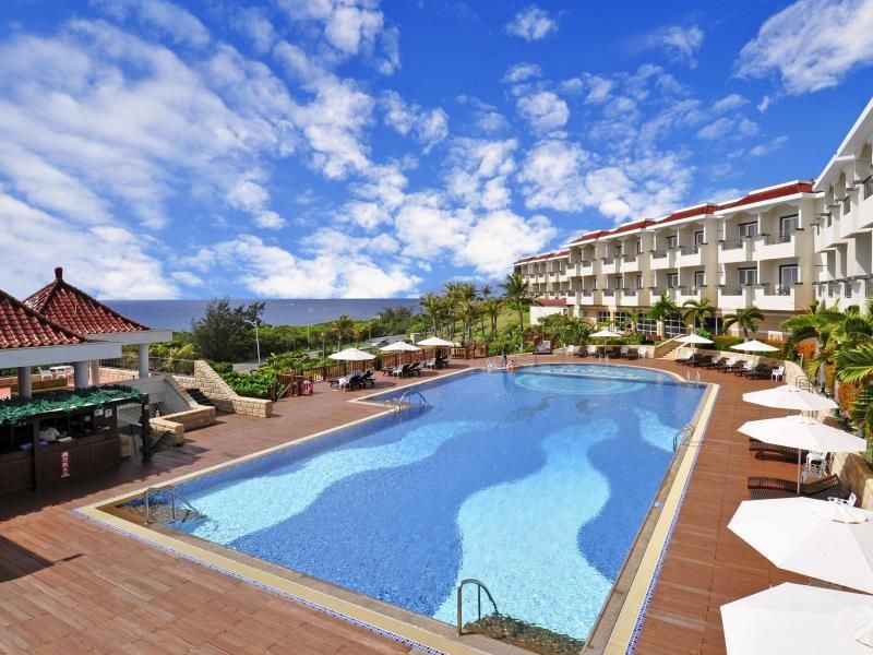 حوض السباحة