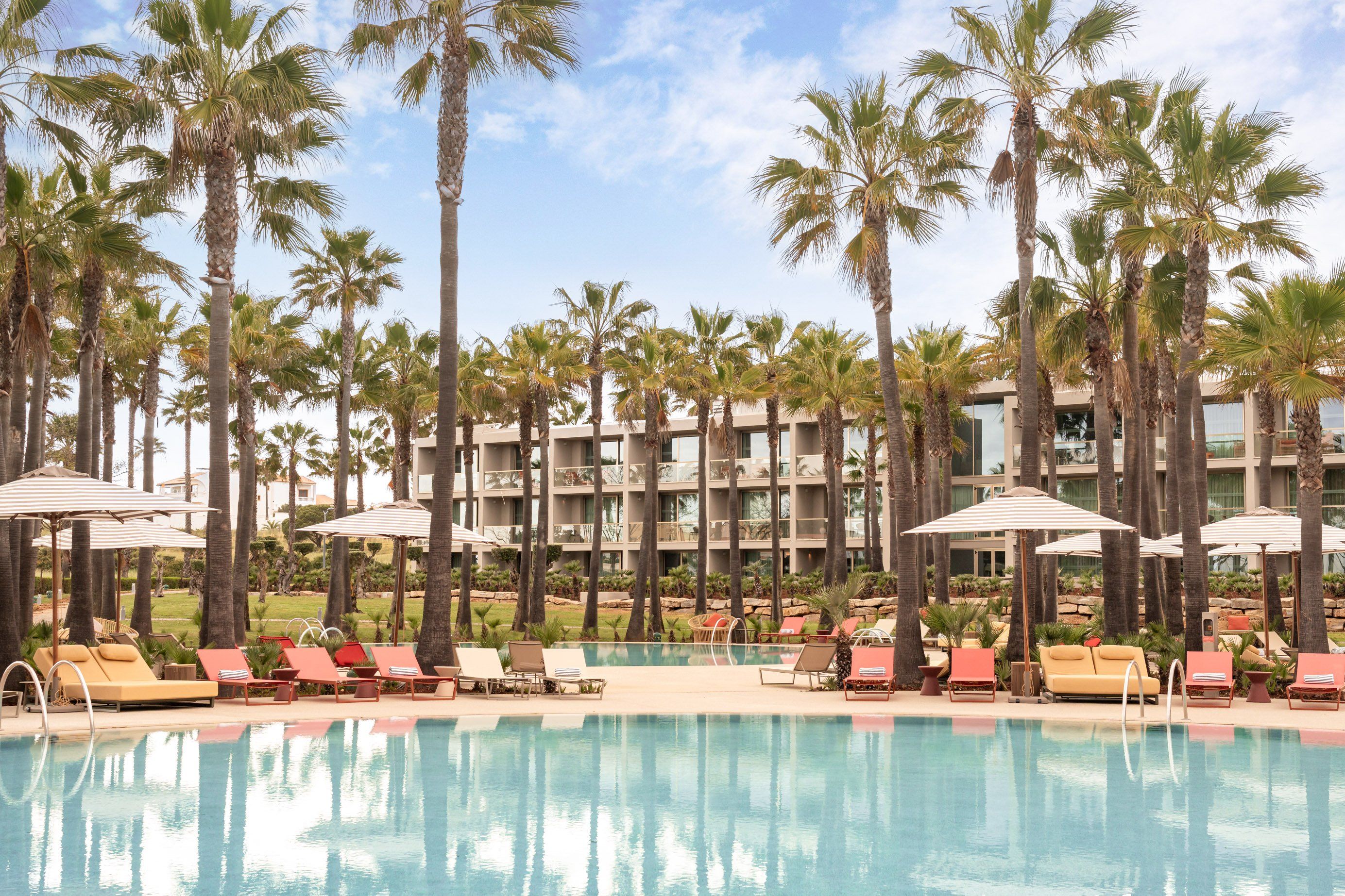 حوض السباحة