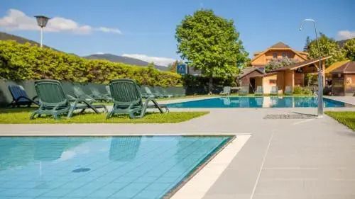 حوض السباحة