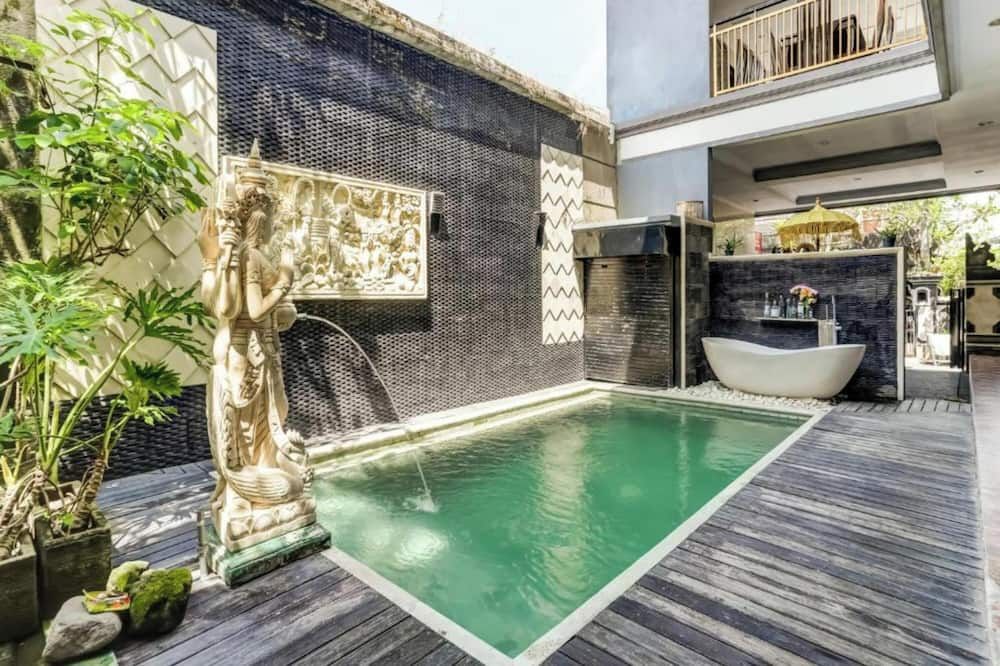 حوض السباحة