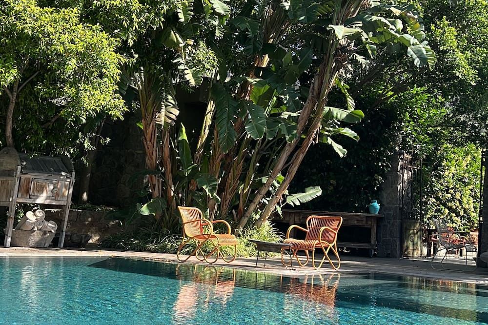 حوض السباحة