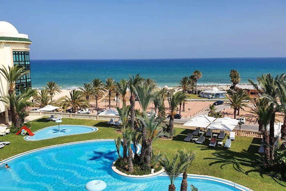 حوض السباحة