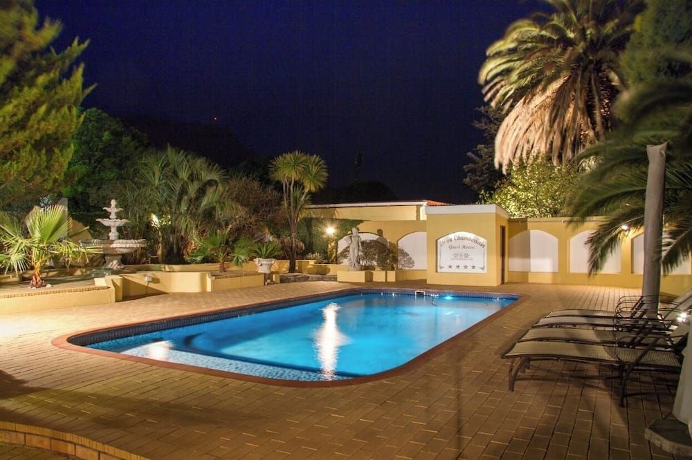 حوض السباحة