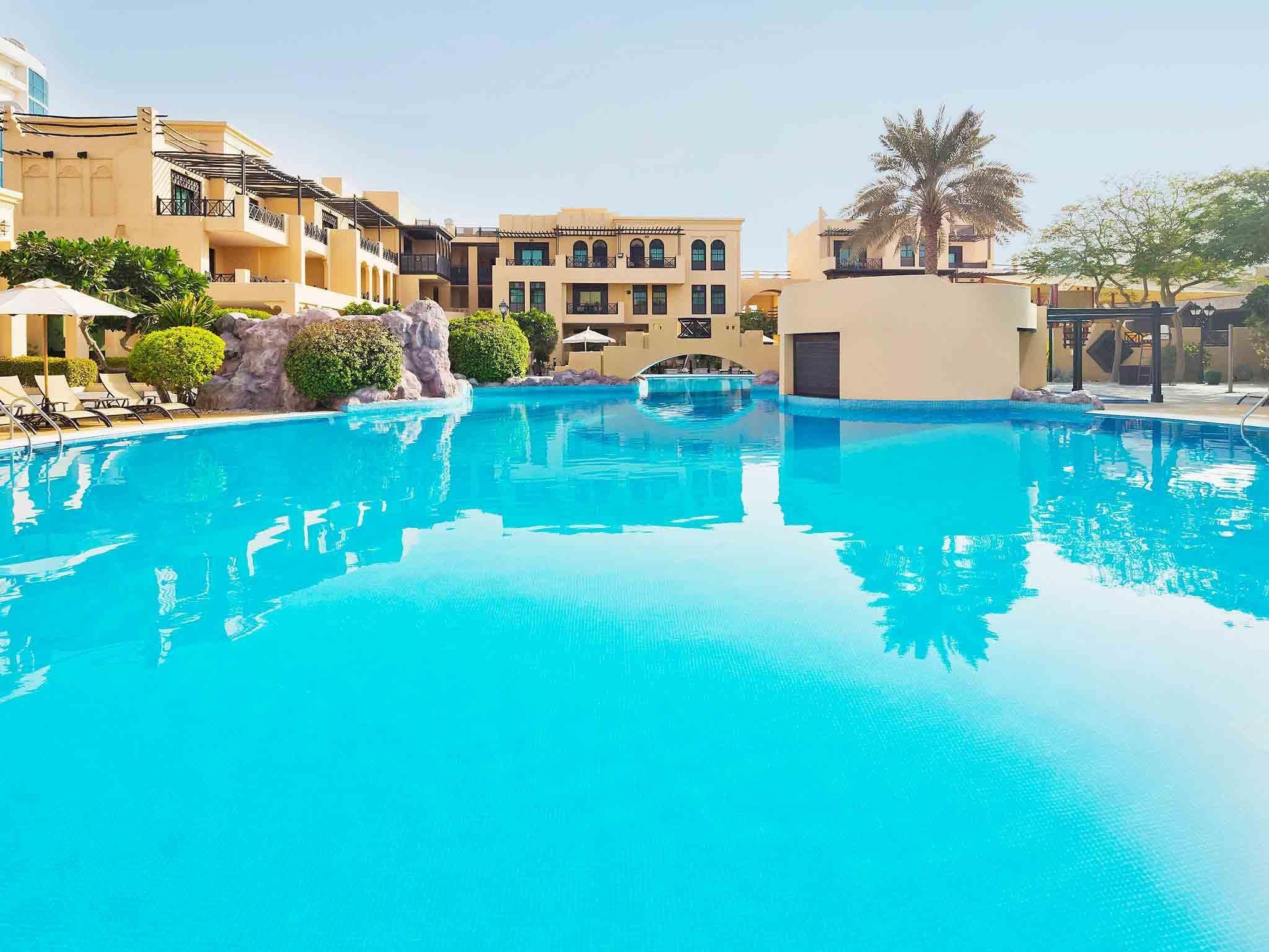 حوض السباحة