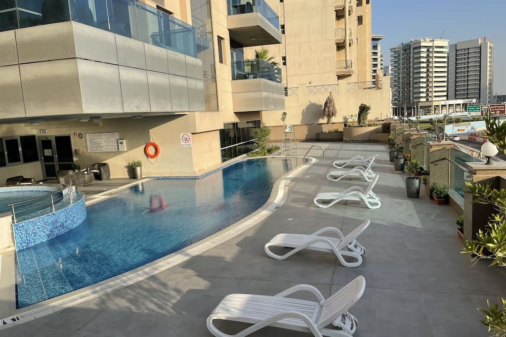 حوض السباحة