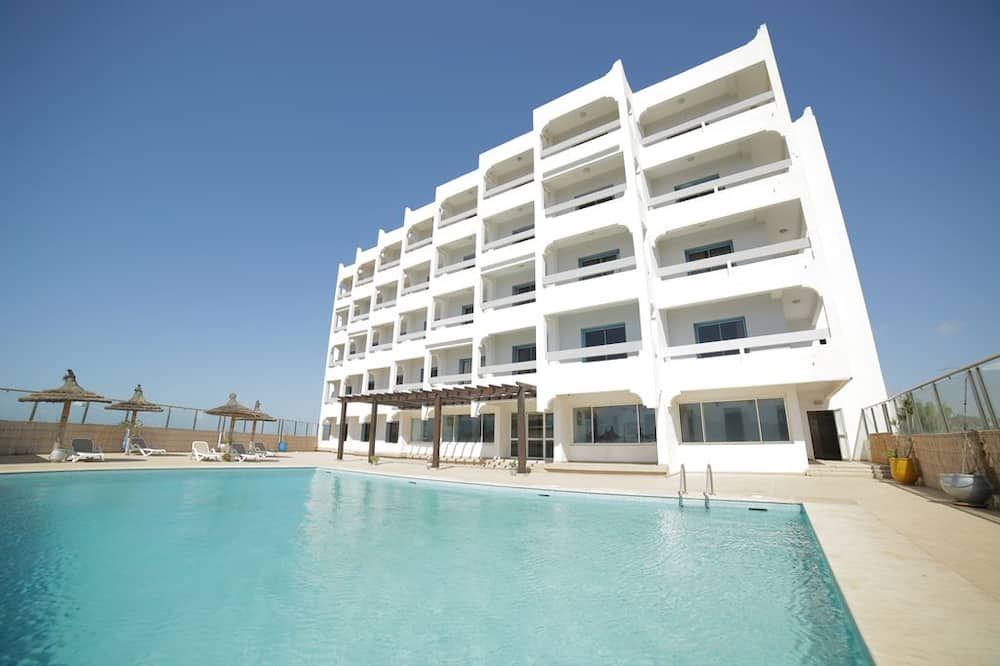 حوض السباحة