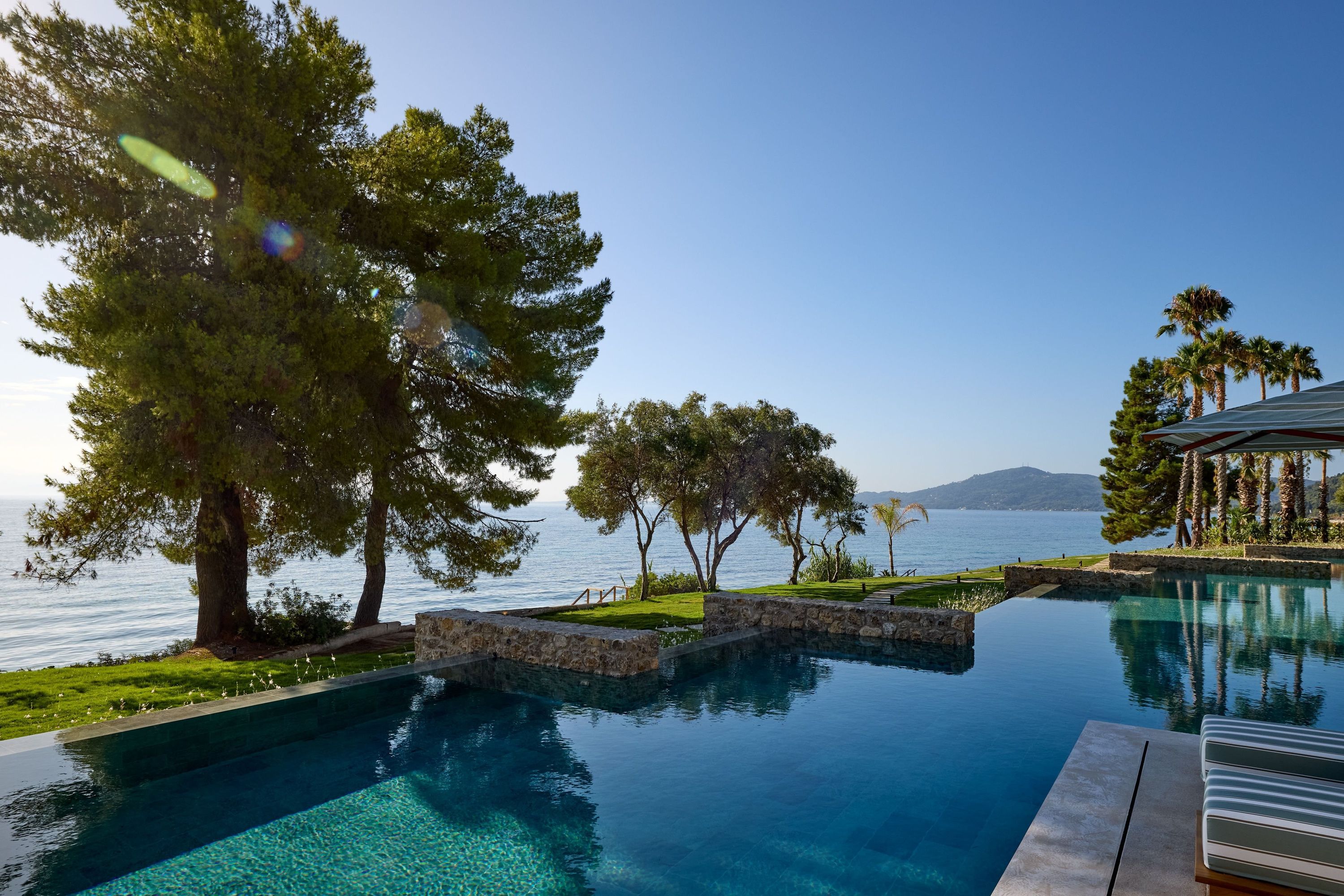 حوض السباحة