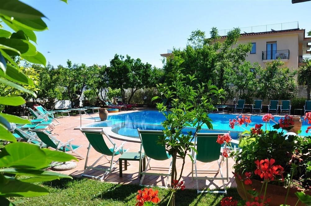 حوض السباحة